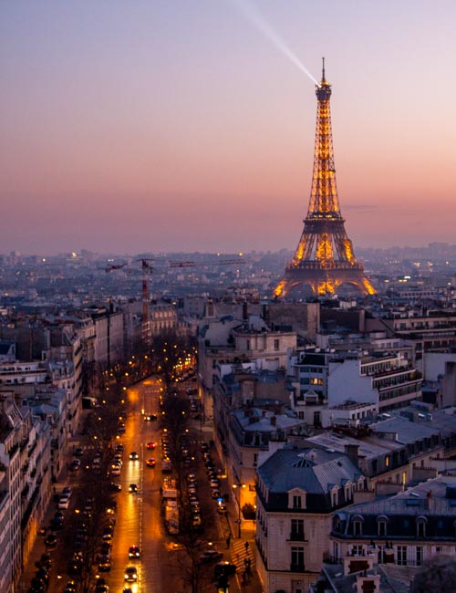 Frankreich, Paris: Blick auf den Eifeltum am Abend - copyright Tour Eiffel – illuminations Pierre Bideau
